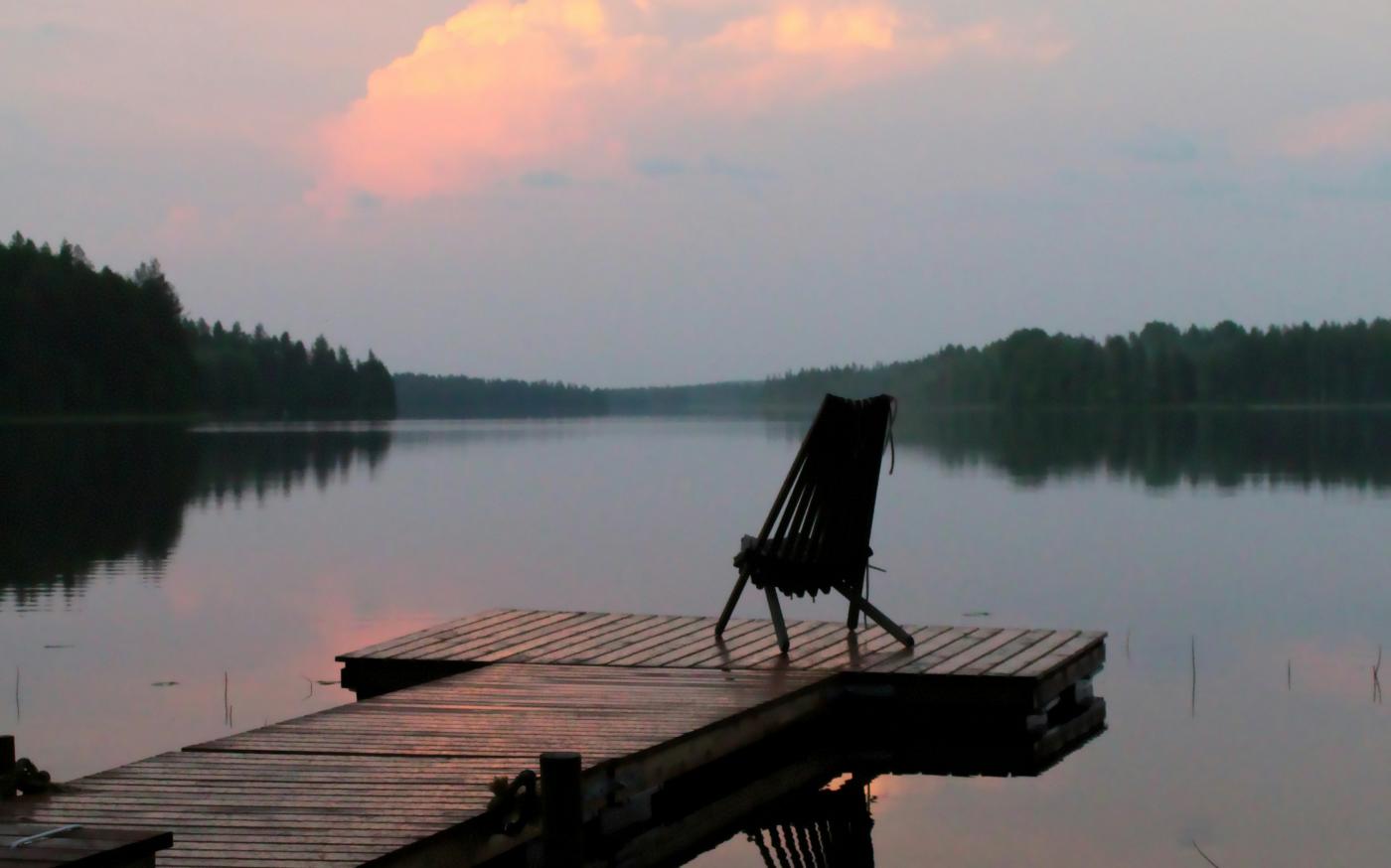 brown wooden bench on dock near lake during daytime by Anne Nygård courtesy of Unsplash.