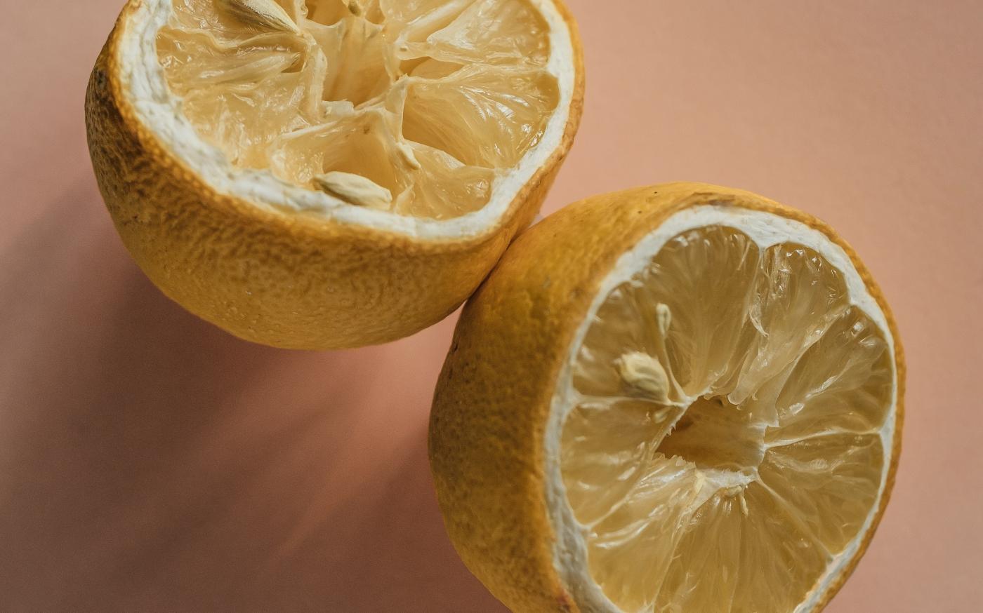 one sliced lemon by Lasse Møller courtesy of Unsplash.