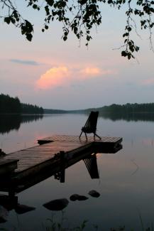 brown wooden bench on dock near lake during daytime by Anne Nygård courtesy of Unsplash.
